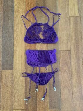 Three Piece Lingerie Set Bra Panty Garter Belt Purple Lace XS